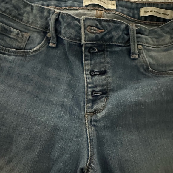 Jessica Simpson jeans in a stunning blue color with frayed ends, skinny fit - Picture 8 of 13